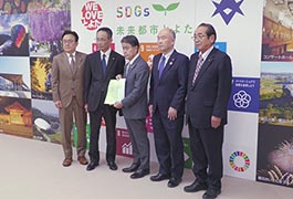 写真：豊田市議会の2つの特別委員会が市長へ提言