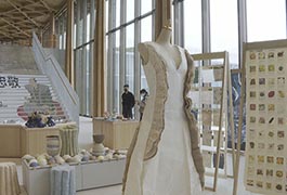 写真：「廃棄物で紙をつくる」アート事業のサステナビリティ展