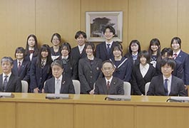 写真：第9回ダービーシャー高校生派遣団が市長･議長に報告