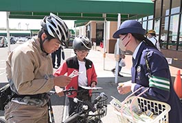 写真：スーパーやまのぶ四郷店で交通安全啓発