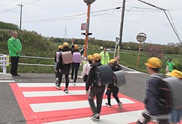 写真：ぴかっとわたるくん設置に伴う交通安全啓発