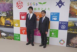 写真：図書館を使った調べる学習コンクール受賞者 市長訪問