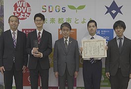 写真：高専防災減災コンテストで受賞した学生が市長を訪問