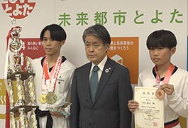 写真：豊田市テコンドー協会の選手が市長に大会の結果報告