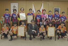写真：フロアボール全国大会出場選手 市長訪問