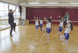 写真：「こどもの運動遊び事例カード」を活用した運動遊び教室