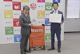 写真：株式会社富士ワールド 救急救命担架「救馬」を寄贈