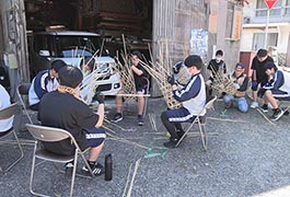 写真：足助高校観光科の生徒がたんころりんを制作