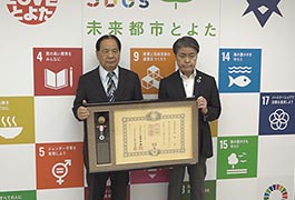 写真：春の叙勲を受章した外根自治区長が市長訪問