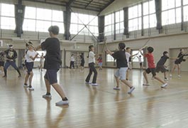 写真：伝統芸能・棒の手を学ぶ授業