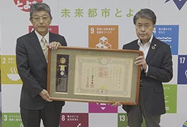 写真：黄綬褒章を受章した建築大工 市長訪問
