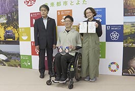 写真：パラ陸上競技選手 市長に全国大会結果報告
