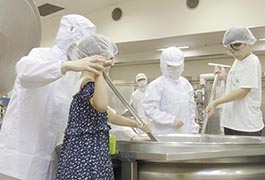 写真：夏休み食育イベント 給食センター親子探検ツアー
