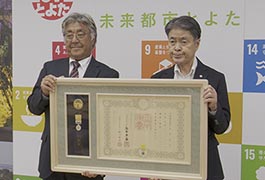 写真：令和8年春の褒章で黄綬褒章を受章した石彫工が市長訪問