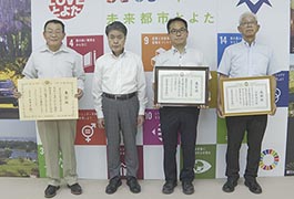 写真：環境保全活動に関する表彰の受賞者が市長訪問