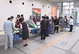 写真：農ライフ創生センターで栽培した野菜を市役所で販売