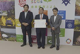 写真：三洋開発株式会社からの寄附に対して感謝状を贈呈