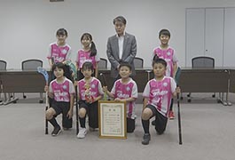 写真：フロアボールの全国大会優勝チームが市長訪問
