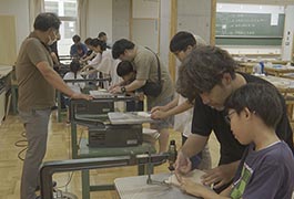 写真：若園地区の小中学生が逢妻男川沿いの樹木の樹名板を製作