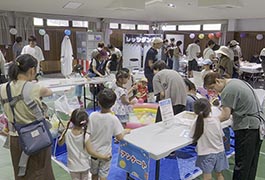 写真：アートに親しむイベント「こどもアート縁日」