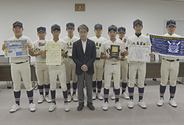 写真：'軟式野球の全国大会で優秀な成績を収めた中学生 市長訪問