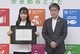 写真：グローバルユース国連大使として活動する豊田市在住の高校生が市長を訪問