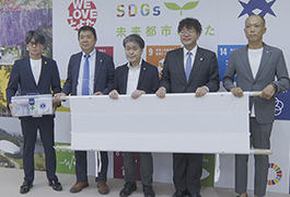 写真：豊田南ライオンズクラブがとよた地域クラブ活動のために救急セットと担架を寄贈