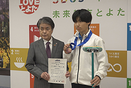 写真：カーリングの全国大会で優秀な成績を収めた豊田市在住の中学生が市長を訪問