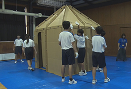 写真：避難所開設訓練に上郷中学校の生徒が参加