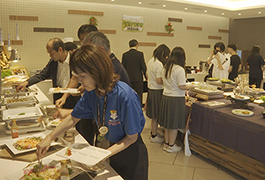 写真：生徒･学生アイデアをもとにした特別メニュー 試食会