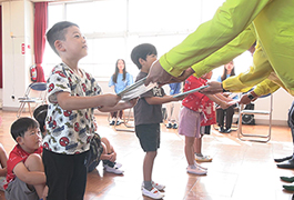 写真:豊田中ロータリークラブ及びとよた学生プロジェクトから市立こども園に絵本が寄贈