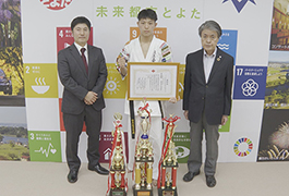 写真:豊田市フルコンタクト空手道協会所属の選手が市長を訪問