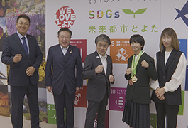 写真：ムエタイの国際大会で優秀な成績を収めた中学生が市長訪問